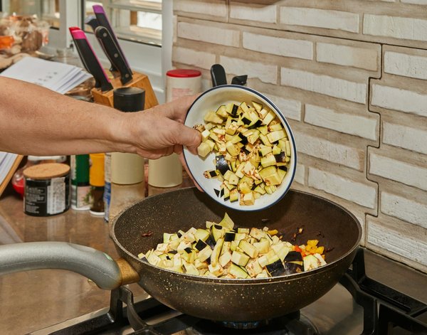 Come fare degli involtini di verza con riso e carne in umido?
