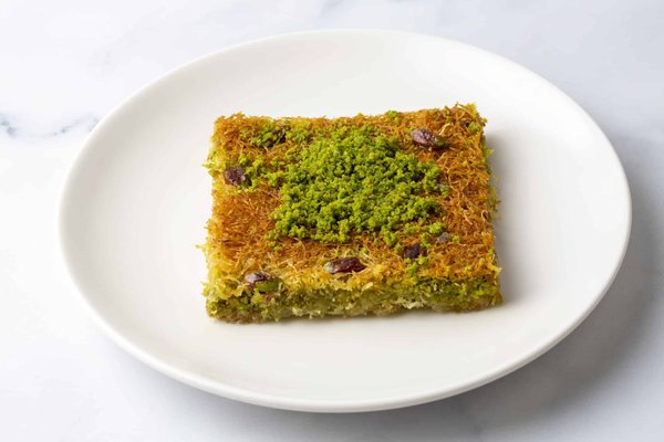 Qual è il metodo per fare un salame di cioccolato con biscotti e nocciole?