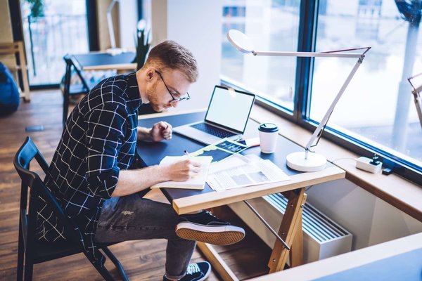 Come posso insegnare a un cucciolo di Rottweiler a rispettare i limiti di un giardino non recintato?